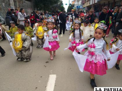 Niños bailando la diablada en homenaje a la revolución del 10 de Febrero /LA PATRIA