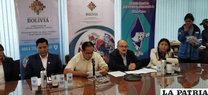 El viceministro Carmelo Valda junto con autoridades de Oruro /LA PATRIA