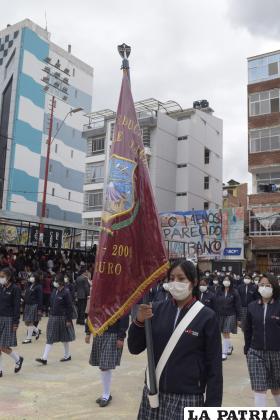 Estudiantes de colegio rindieron homenaje a Oruro 
/LA PATRIA