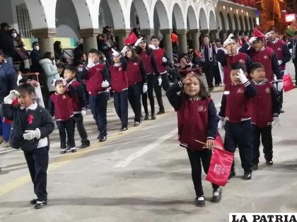 Niños también estuvieron presentes en el desfile de teas
