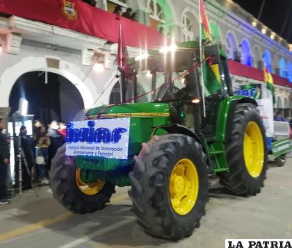 Este imponente tractor llamó la atención del público
