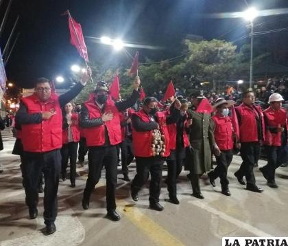 Funcionarios públicos pasan por la plaza 10 de Febrero
