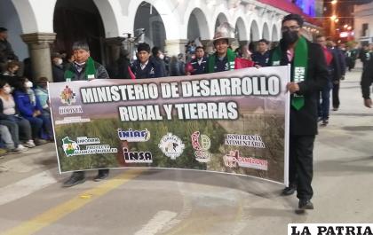 Servidores públicos de distintas instancias del Estado participaron del desfile
