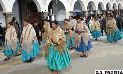 Mujeres de pollera rinden homenaje a su terruño
