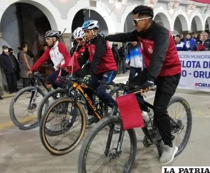 Los ciclistas también hicieron su paso en sus vehículos de dos ruedas
