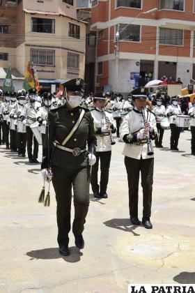 Ordenado ingreso en el desfile escolar
