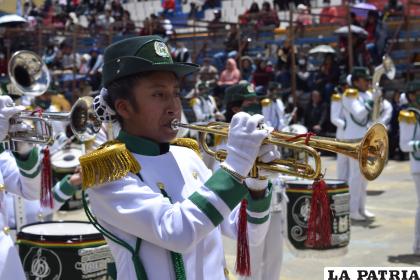 La fuerza de las señoritas en la ejecución de los instrumentos 
