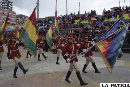 Paso del bosque de banderas del Colegio â€œSan Franciscoâ€
