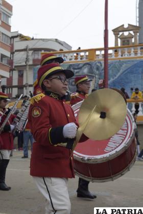 Entusiasta â€œColorado de Boliviaâ€ del Colegio San Francisco 
