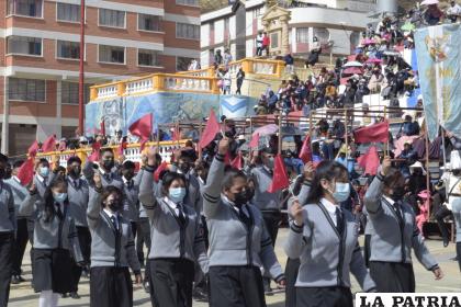 La U.E. ??Ildefonso Murguía? con las banderas de Oruro en alto