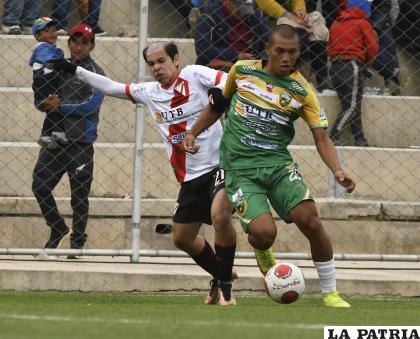 Ronny Rodríguez conduce el balón intentado superar la marca de Raúl Rocabado /APG