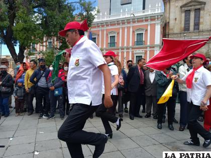 La diablada, ícono del Carnaval de Oruro, estuvo presente en Plaza Murillo /LA PATRIA
