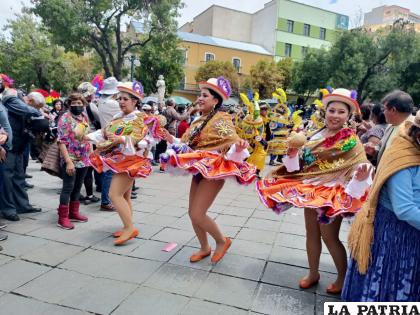 Las cholitas de la morenada demostraron su alegría /LA PATRIA