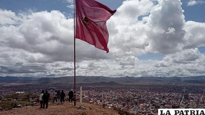Iza de la bandera gigante en el cerro Pie de Gallo /LA PATRIA