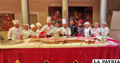 Chefs hicieron una torta de gran tamaño  /LA PATRIA