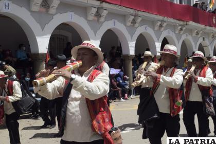 Las tarkas retumbaron en el desfile
