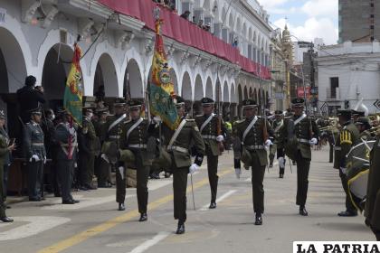 Uniformados realizan el paso de parada en la calle Presidente Montes
