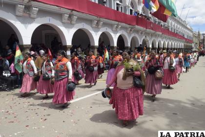 Fervor cívico durante el desfile del 10 de Febrero
