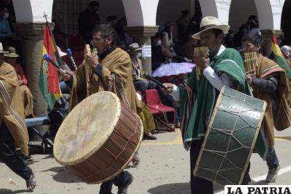 Los instrumentos autóctonos marcaron su presencia en la efeméride
