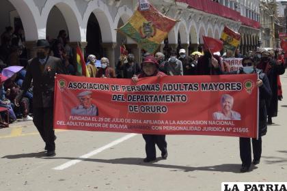 Los adultos mayores presentes en el desfile
