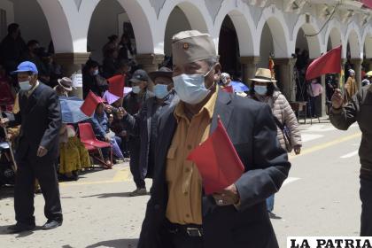 Gente de todas las edades participó en el homenaje a Oruro