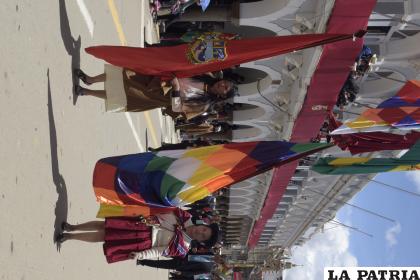 Colorido y gracia en los trajes de las abanderadas