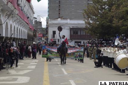 Llegó a lomo de caballo para pasar frente al palco