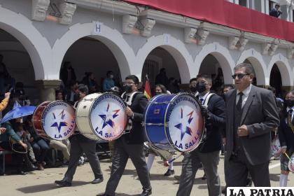 Las bandas estudiantiles acompañaron el desfile
