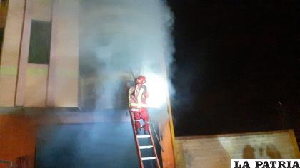 Bomberos en plena ejecución de sofocar el incendio 
/LA PATRIA