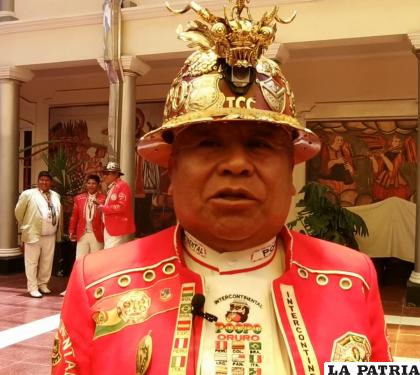 TRIF?N CALIZAYA CANAZA
Es suboficial mayor diplomado de la Escuela de Perfeccionamiento de Suboficiales y Sargentos de Música del Ejército del Servicio Pasivo. Es director artístico de la Banda Intercontinental Poopó de Oruro (de Javier Gonzales). 
Salió técnico superior en Ciencias y Artes Musicales Terrestres de la Escuela Militar de Música del Ejercito ??Tcnl. Adrián Patiño C? y tiene 44 años de trayectoria. 
Además, que en sus cursos logró habilidades como paracaidista, escalador militar, tranquista y Policía Militar. También se dedica a la enseñanza. 
