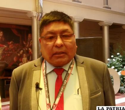 JAVIER ANCASI TICONA 
Es maestro Normalista en Educación musical de primaria y secundaria. Licenciado en Pedagogía de la universidad nacional Siglo XX de Llallagua. Técnico Superior de la Escuela Boliviana Intercultural de Música y tiene una maestría en Producción y Composición Musical en la Universidad Pública de El Alto (UPEA). 
Es subdirector de la Banda Súper Central de Oruro y tiene 30 años de experiencia en el campo musical con el instrumento de bronce barítono- bajo. Tiene varios cursos de especialización y diplomados en el campo. Se dedica a enseñanza y ganó varios festivales de bandas estudiantiles con su dirección. 
