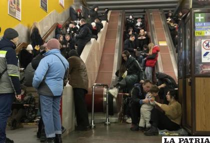 
La gente se reúne en una estación de metro utilizada como refugio antiaéreo durante un ataque con cohetes rusos en Kiev 
/AP Foto/Efrem Lukatsky