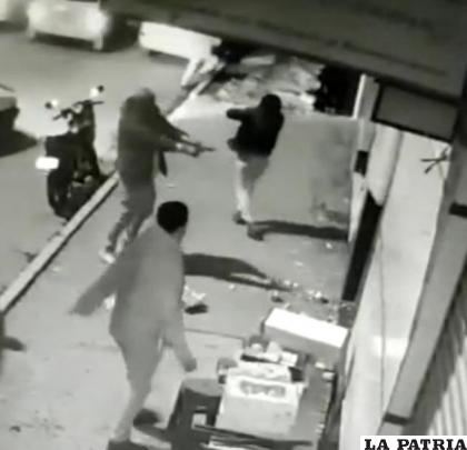 El principal autor del crimen dispara y asesina al guardia /Captura de video