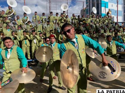 La energía de los platilleros de la Banda Central Cocani /LA PATRIA
