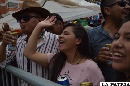 La gente coreó las canciones tradicionales del Carnaval de Oruro / LA PATRIA
