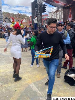 Los presentadores de TV también bailar al son de la música del Carnaval de Oruro / LA PATRIA
