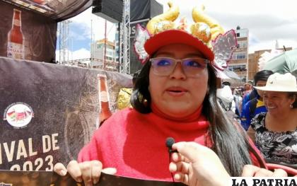 CENDY LIMA 
??Venimos de La Paz a apreciar el Festival de Bandas que ha sido una presentación impresionante. Me gusto más cuando tocó Chila Jatun y el vocalista bajó del escenario para cantar y bailar con el público, sinceramente toda la jornada ha sido presentaciones muy agradables?.