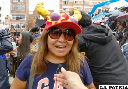 LUZ (CALAMA)
??Yo vengo de lejos para apreciar estas actividades del Carnaval de Oruro, en este caso la presentación de bandas que me ha parecido increíble. Me pareció excelente porque hay muy buenos músicos y me gusto todo lo que vi hoy, lo disfruté bastante?.