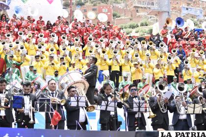 El colorido de las bandas con el tono de la tricolor boliviana 
