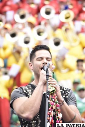 El vocalista de Chila Jatun, Jonathan Hermosa durante su interpretación 
