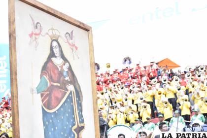 Los músicos dieron la bienvenida a la imagen de la Virgen del Socavón
