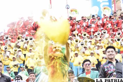El espectáculo de Doble Vía tiñó de colorido el XXI Festival de Bandas