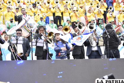 Una niña subió al escenario cuando se interpretó la canción ??Viva, viva Mi san José?