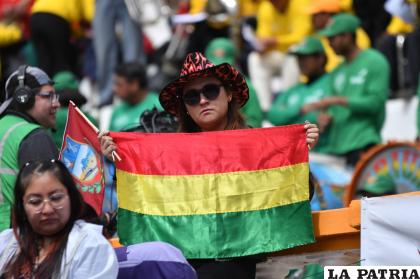 El público quiso mostrar su patriotismo con algunos símbolos