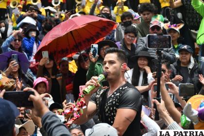 El vocalista de Chila Jatún bajó del escenario y fue al público 
