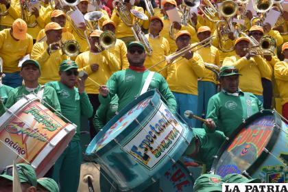 Bombos, platillos y trompetas fueron parte del unísono de las bandas