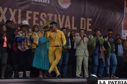 Uno de los integrantes de Doble Vía subió al palco de invitados para hacerlos bailar