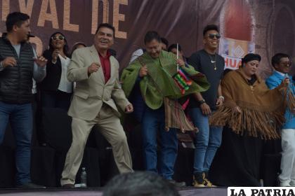 Autoridades e invitados especiales bailaron en el Festival de Bandas 

