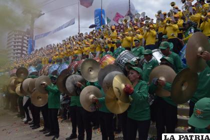 Cada integrante formó en las graderías para tocar su instrumento /Johan Romero- LA PATRIA 
