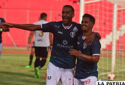 Jefferson Santos (derecha) fue autor del gol del cuadro tarijeño /APG